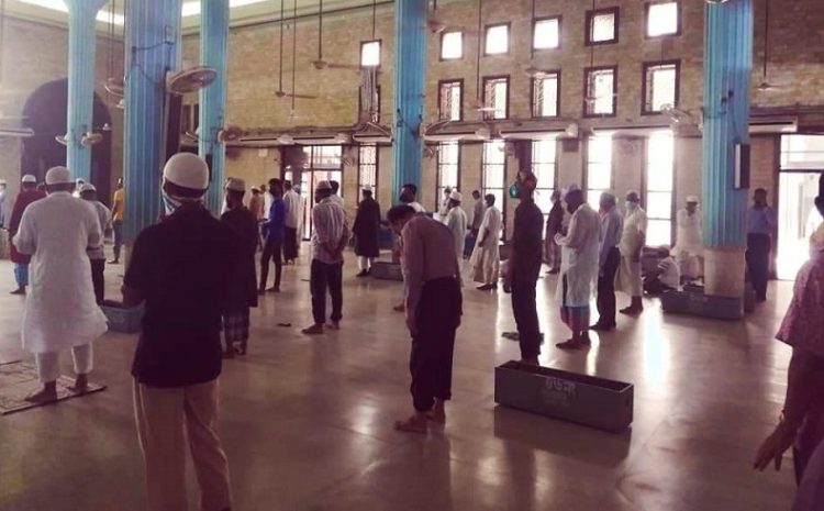 বিধিনিষেধ তুলে নেয়ার পর বায়তুল মোকাররমে মুসল্লিদের ভিড়